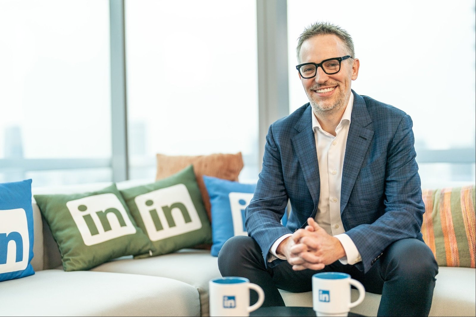 CEO LinkedIn: Our AI writing tool is not very popular Businessman